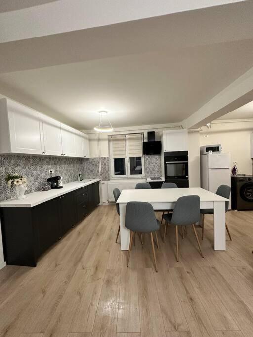 Ultracentral Luxury Apartament *